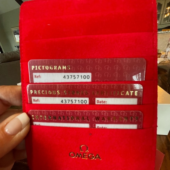 COPY - TheOMEGADeVillePrestigeclassic
features a two-tone mother-of-pearl dial/… - Picture 9 of 11